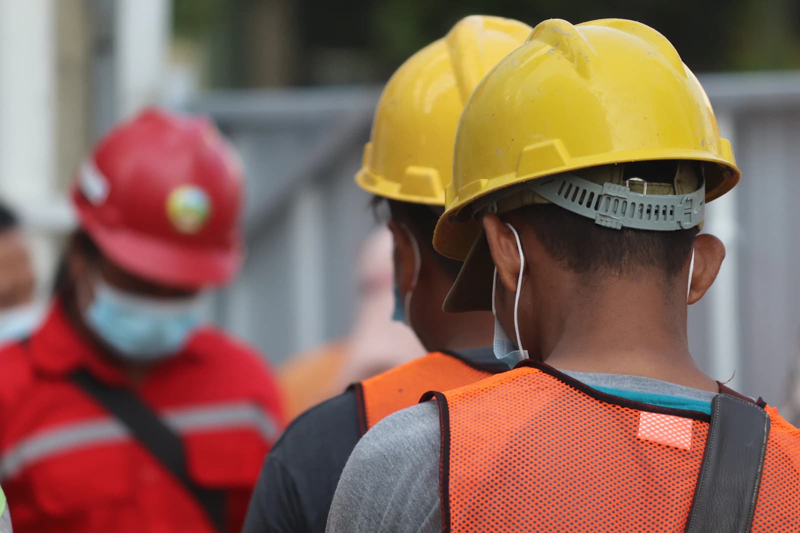 Ouvriers en casques et gilets de sécurité sur un chantier